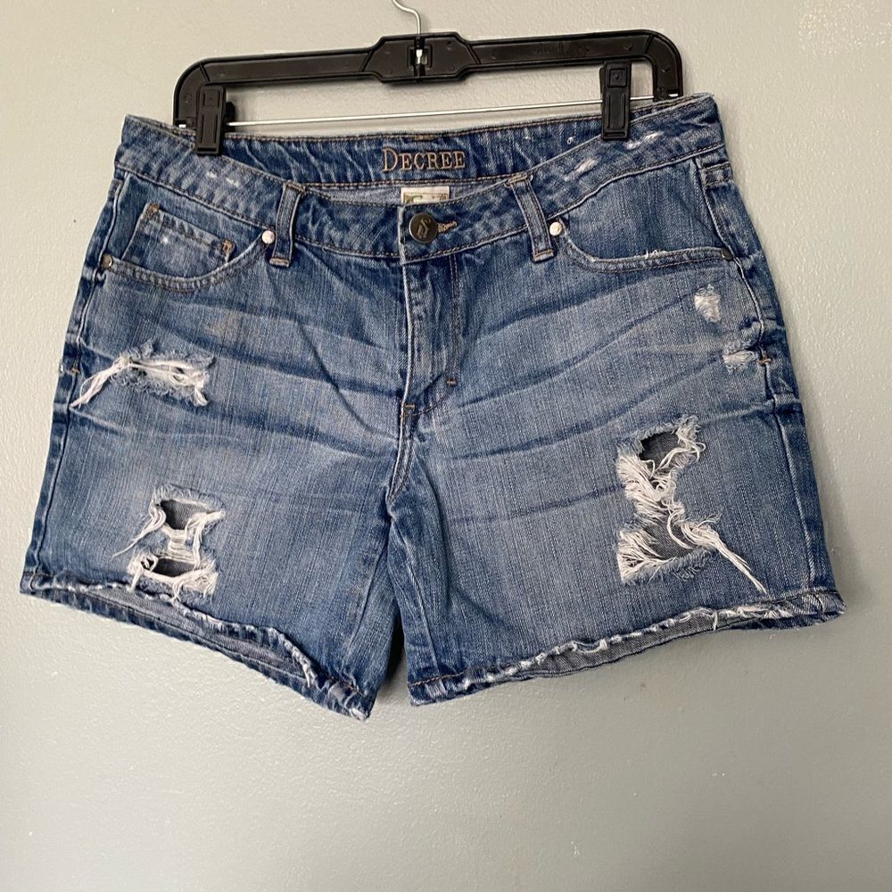 Decree distressed Jean short 9